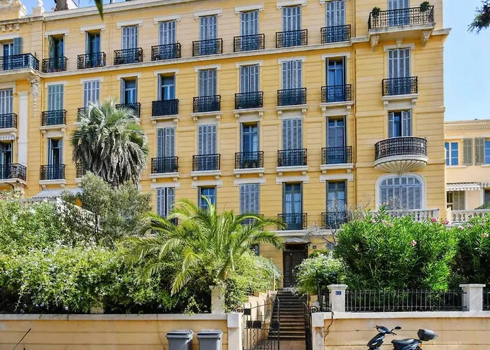 Superb Flat With Sea View In The Former Hyeres Grand Hotel - Welkeys